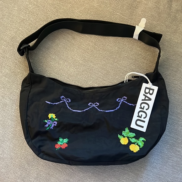 BAGGU Medium Nylon Crescent Bag - Picture 4 of 4